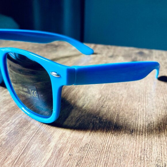 Unbranded Women's Turquoise Blue Wayfarer Style Sunglasses - Picture 3 of 7